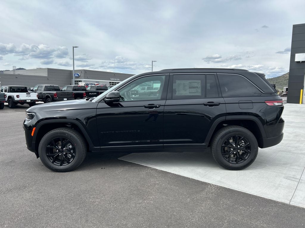 2026 Jeep Grand Cherokee Laredo Altitude