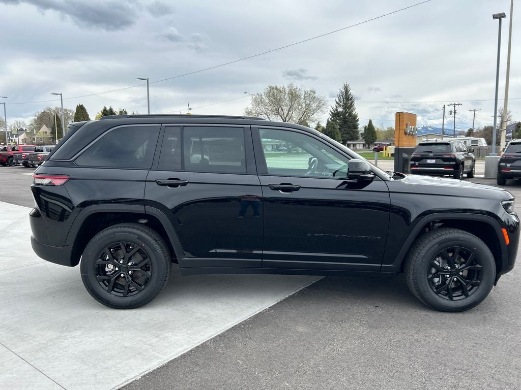 2026 Jeep Grand Cherokee Laredo Altitude