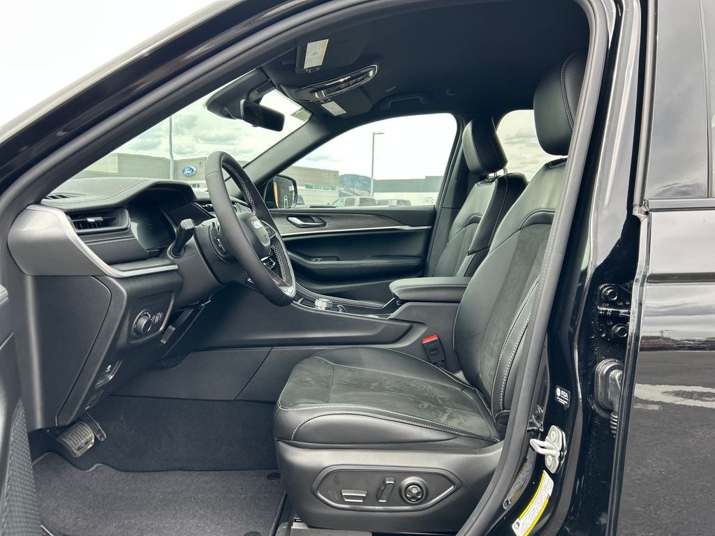 2026 Jeep Grand Cherokee Laredo Altitude